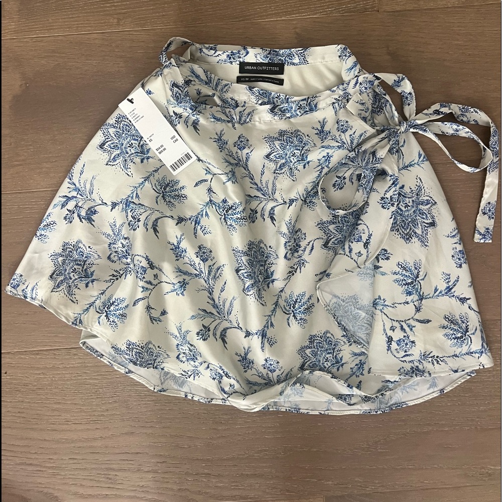 Cute silk urban outfitters wrap skirt!